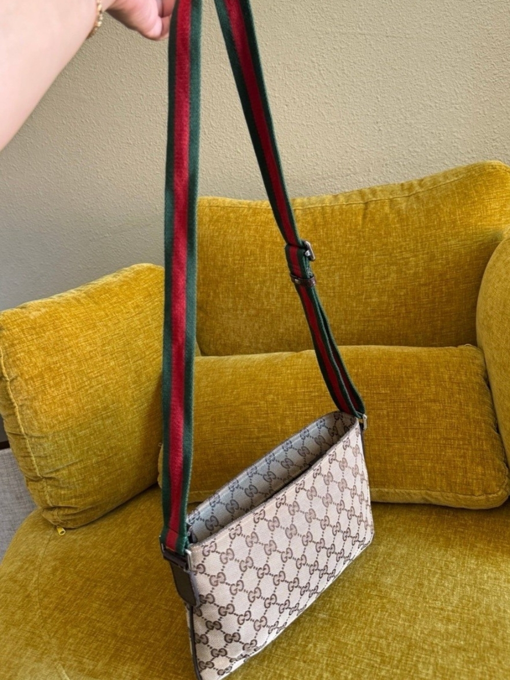 Gucci Beige GG Supreme Crossbody Bag with Green-Red Shoulder Strap - Picture 4 of 11